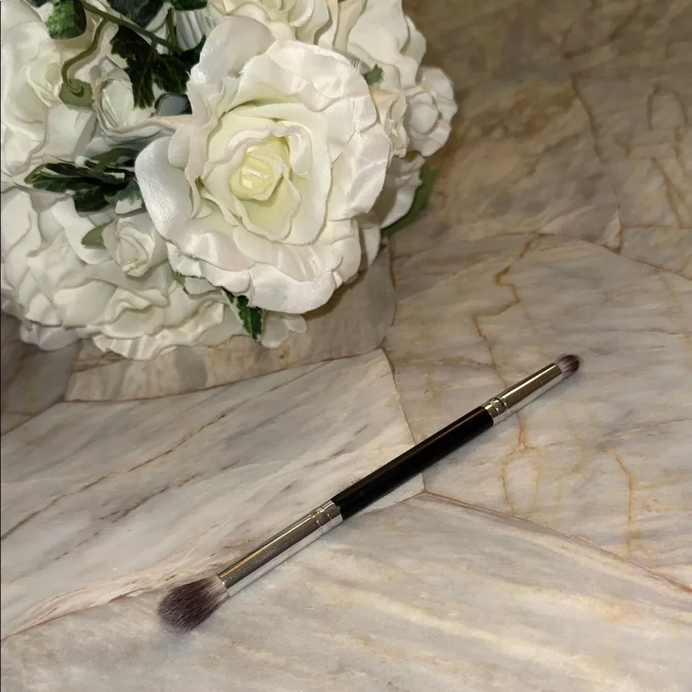 Dual-Ended Makeup Brush - Black
